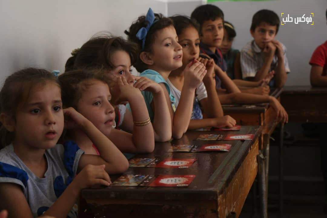 طلاب في واحدة من مدارس مدينة إدلب.
