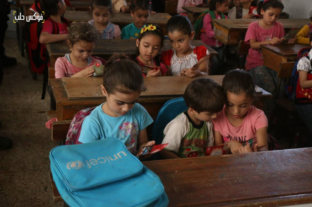 طلاب في واحدة من مدارس مدينة إدلب.