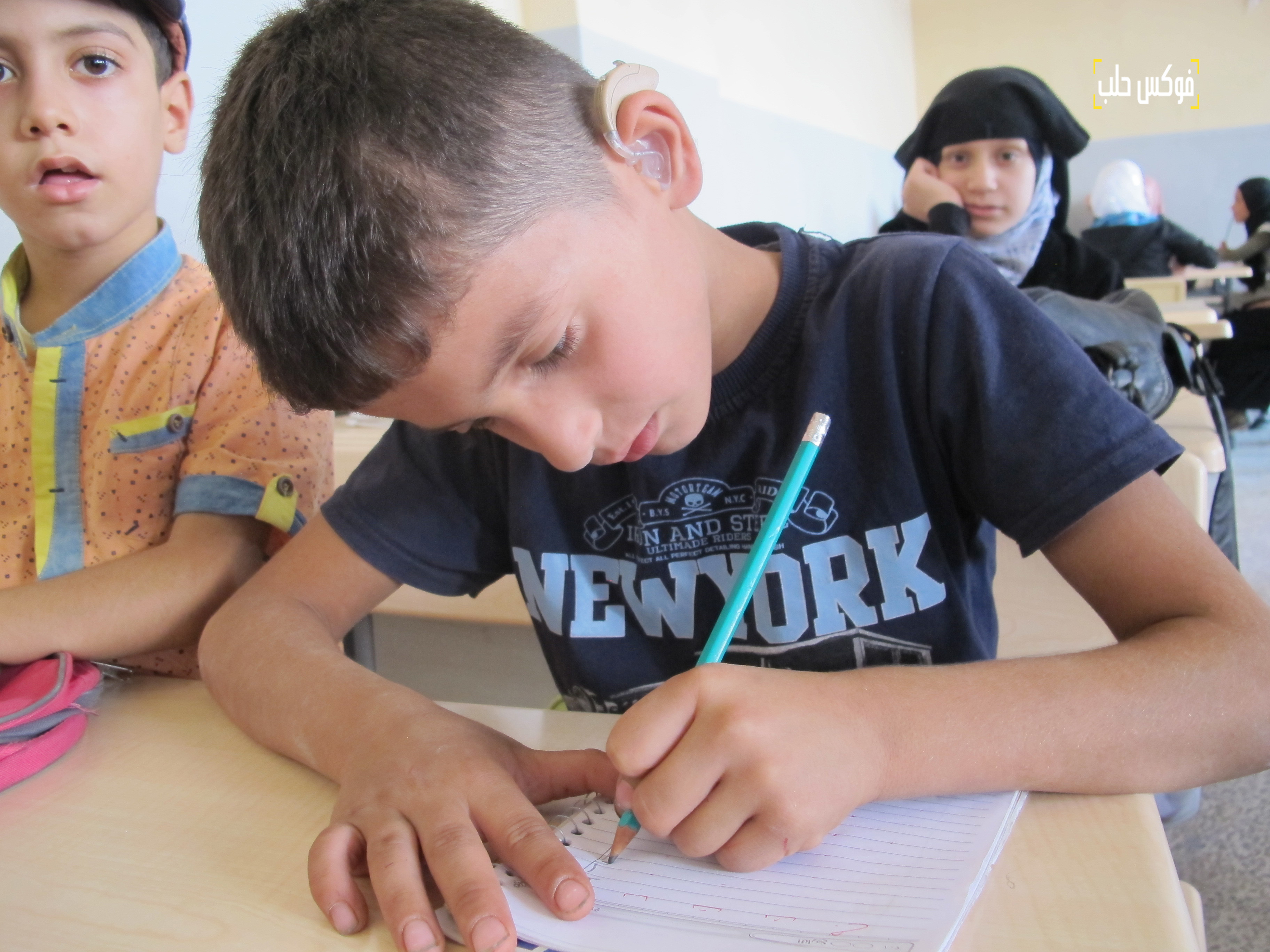 تعليم الكتابة في مركز الصم والبكم في مدينة الباب بريف حلب.