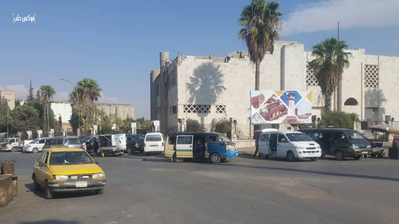 كراج السرافيس بالقرب من دوار المحراب بمدينة إدلب.