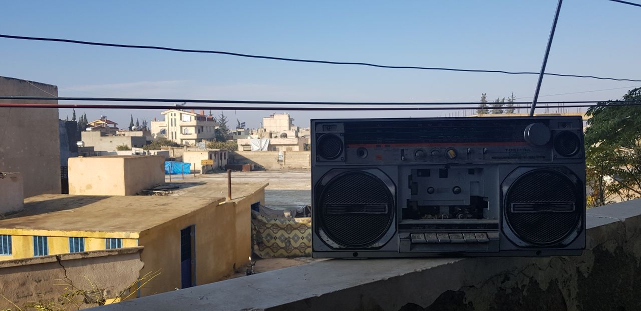 راديو قديم من مدينة كفرنبل يستقبل صوت إذاعة فرش.