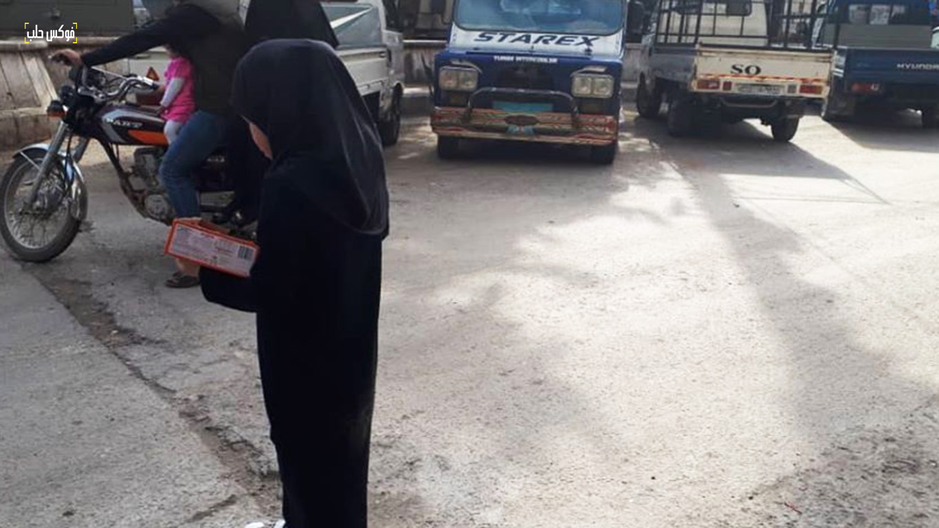طفلة تبيع "البسكويت" في واحد من شوارع إدلب.