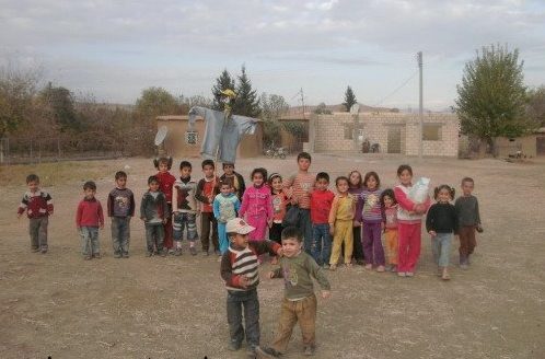 أطفال يمارسون طقوس تأخر المطر في واحدة من قرى محافظة الحسكة (أنترنت)