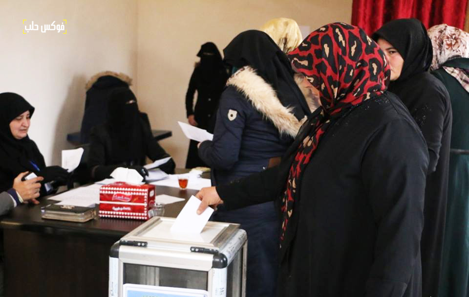نساء يدلين بأصواتهن في انتخابات مجلس بلدة عنجارة.