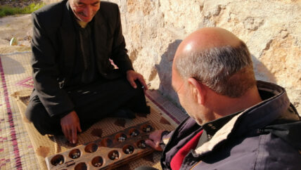 المنقلة: حرب سورية على الخشب جنودها الحصى والسخرية المحببة