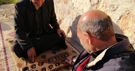 انهيار العملة واستغلال السماسرة يجبر المتقاعدين على العودة إلى سوق العمل