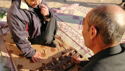 انهيار العملة واستغلال السماسرة يجبر المتقاعدين على العودة إلى سوق العمل