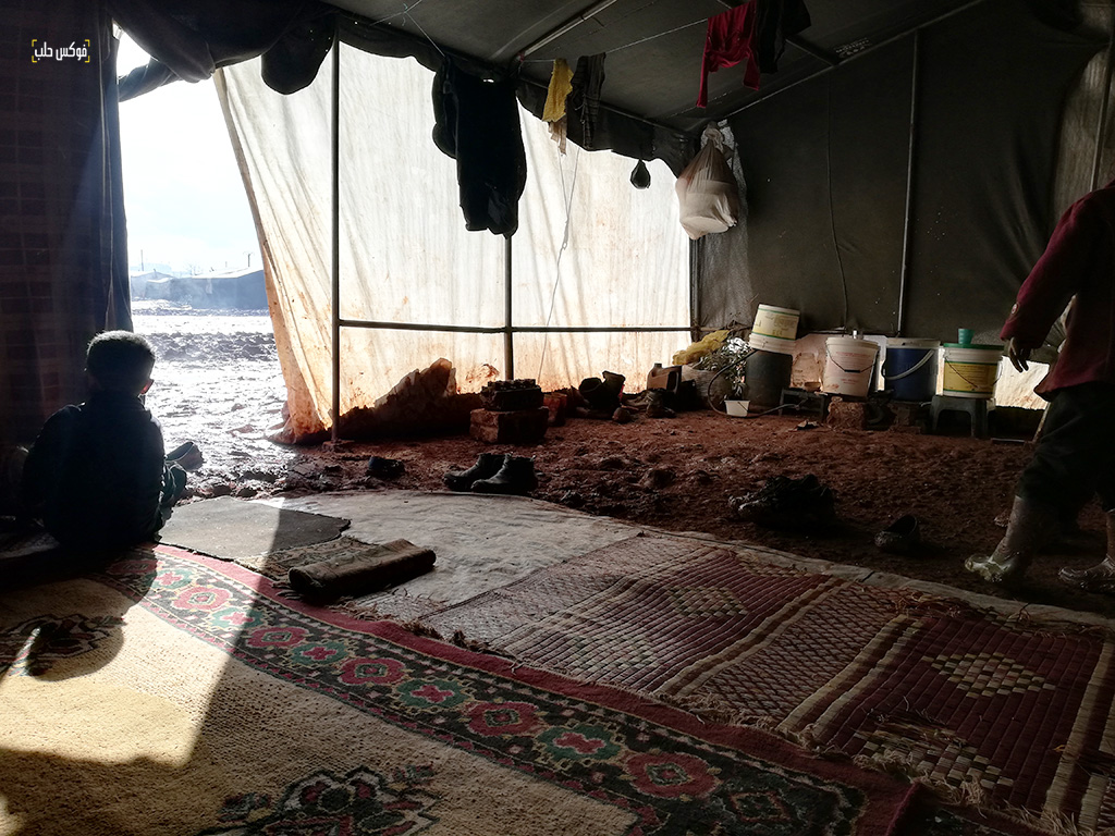 داخل واحدة من الخيام في مخيم قرطبة 1 بريف حلب الغربي