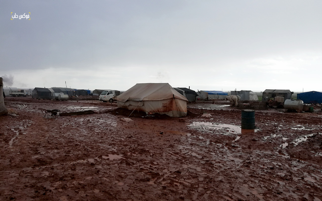 تضرر الخيام في مخيم قرطبة 1 بسبب العاصفة المطرية 