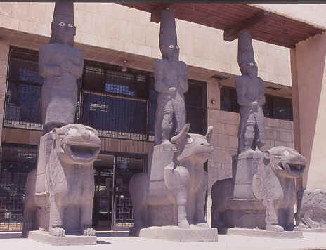مدخل متحف حلب في الوسط الإله حدد -أنترنيت