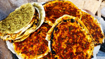 “خبز التنور” تراث حيّ وسبيل للعيش