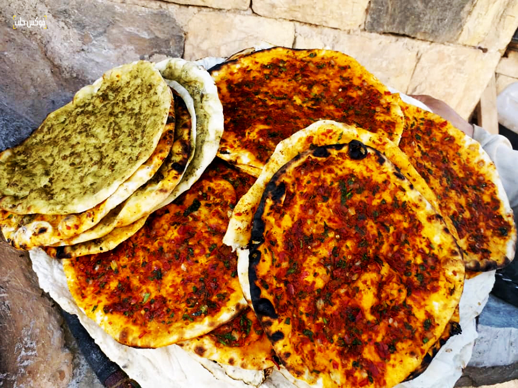 منتجات أم علي من خبز التنور بقرية ترملا في ريف إدلب الجنوبي