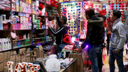 “عيد الحب” في الأتارب.. مصدر دخل و وسيلة “للتهكم”