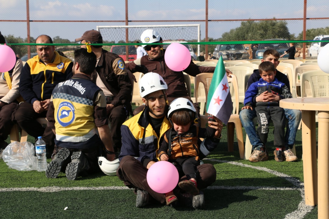 عناصر من الدفاع المدني في حفل افتتاح أولمبياد الأمل في الأبزمو -فوكس حلب 