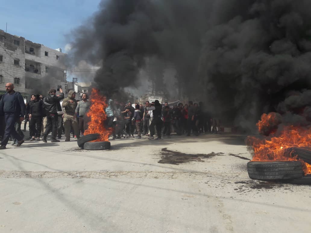 إحراق الإطارات في شوارع مدينة الباب احتجاجاً على الفلتان الأمني -فوكس حلب