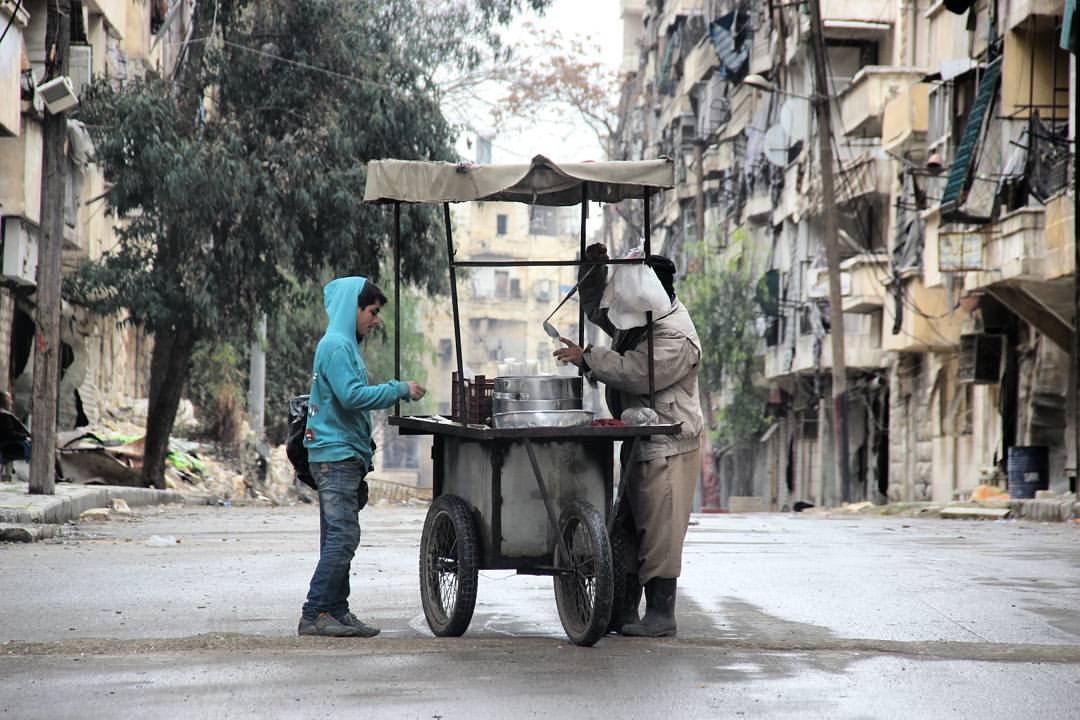 بائع سحلب في أحد شوارع مدينة حلب