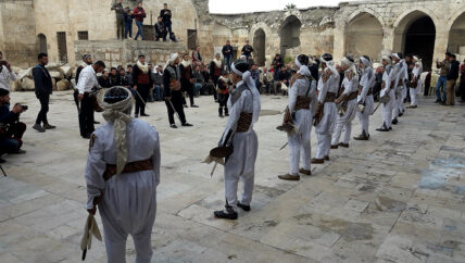 “إحياء تراث الأجداد” فعالية تحيي العراضة والرقص الشعبي في معرة النعمان
