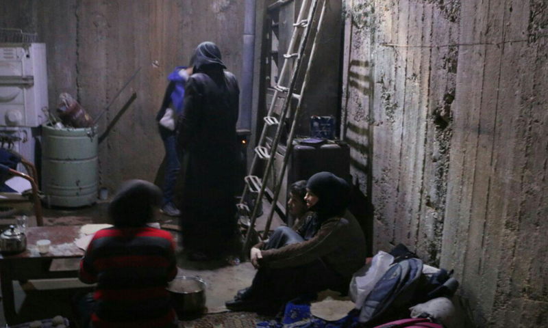عائلة من الغوطة الشرقية في أحد الملاجئ (مركز دمشق الأعلامي).