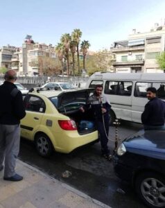 سوريون ينتظرون وصول دورهم في محطات الوقود/انترنت