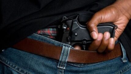 مراهقة السلاح