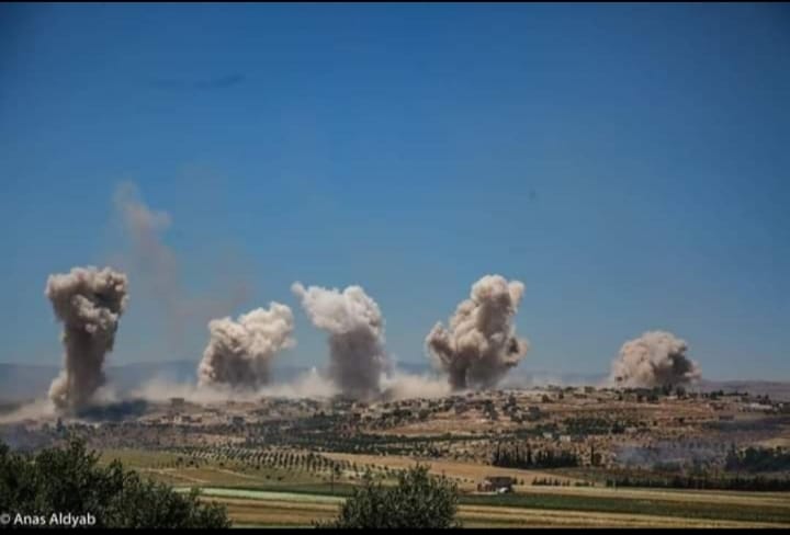 خمسة براميل متفجرة على قرية عابدين بريف إدلب -إنترنيت 