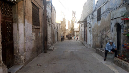 “الجوهري” حارة في إدلب تختار وافديها وتحرسهم