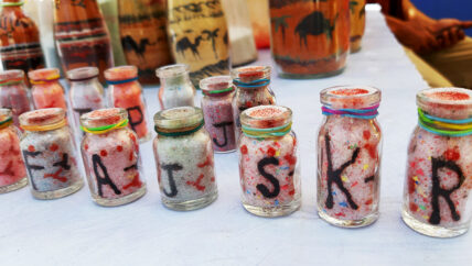 الرسم بالرمال فنّ جديد في إدلب الخضراء