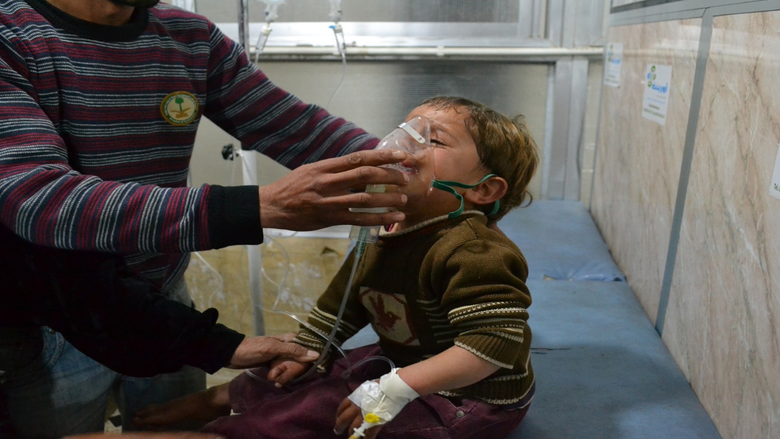 أطفال يتلقون الإسعافات الأولية بعد تعرضهم للهجوم الكيماوي في الغوطة 2013- إنترنيت