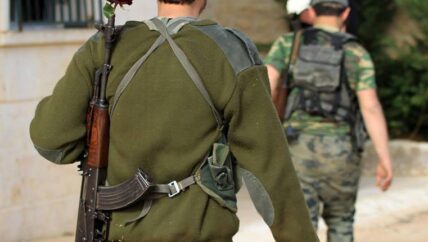 مشاهد من الحب على وقع القذائف والنزوح