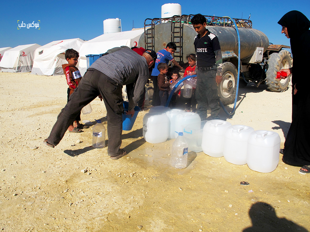 توزيع مياه الشرب في واحدة من مخيمات إعزاز