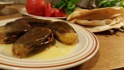 “المكدوس” أكلة السوريين في السراء والضراء