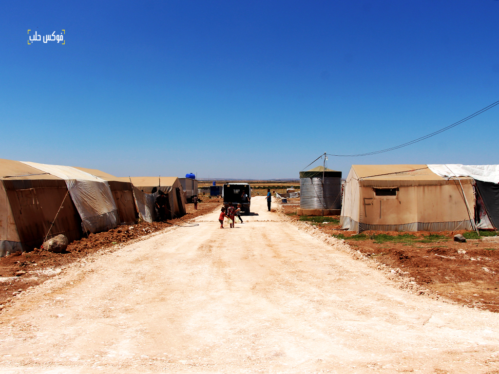 تبحيص الطرقات في مخيم زوغرة شمال حلب 