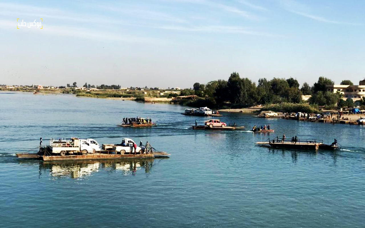 سكان من الرقة يعبرون نهر الفرات بالقوارب والعبارات
