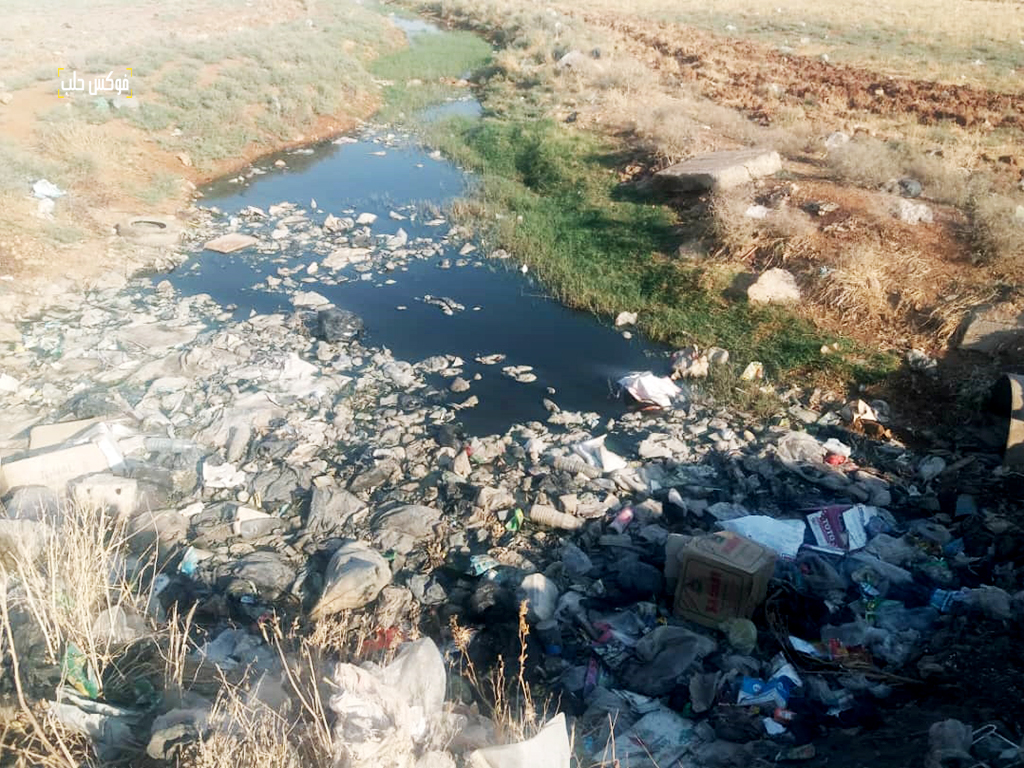 مرور نهر الصرف الصحي في قرية الجينة بريف حلب