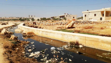 مياهه الآسنة تضر بالناس والتربة: نهر للصرف الصحي يهدد الحياة في قرى وبلدات الشمال السوري