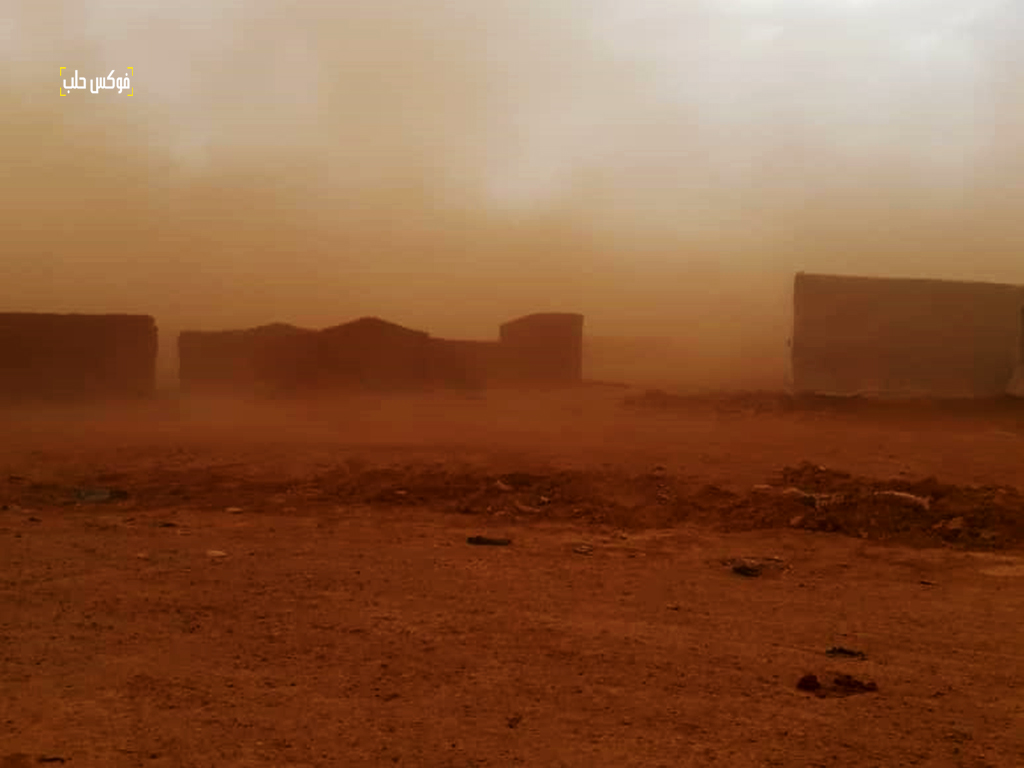 عاصفة رملية في مخيم الركبان
