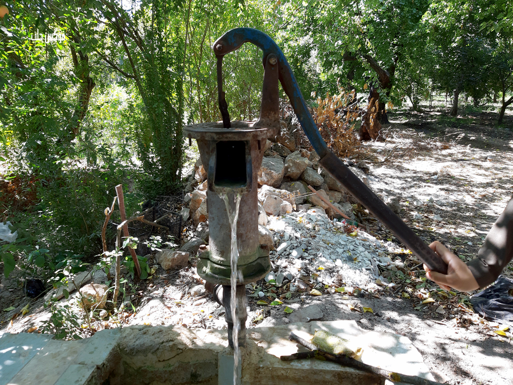 مضخة مياه لري المزروعات في ريف إدلب