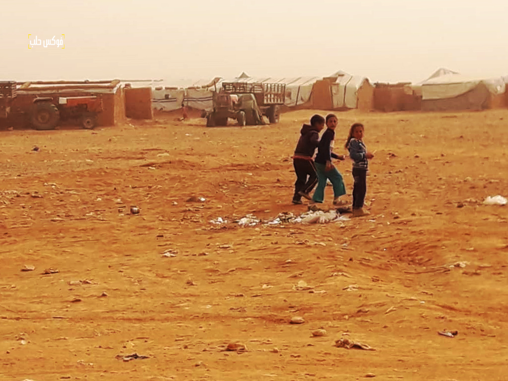 أطفال في مخيم الركبان يعيشون تحت الحصار
