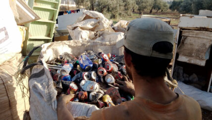 أطفال “الكولا”.. أبرياء يفرزون القمامة لتأمين لقمة العيش