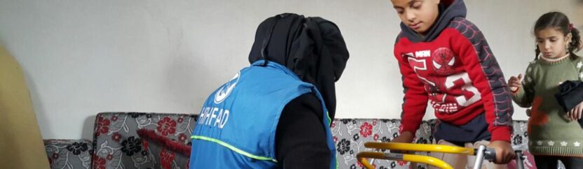 متطوعات العلاج الفيزيائي لتخفيف أنين المصابات في منازلهن