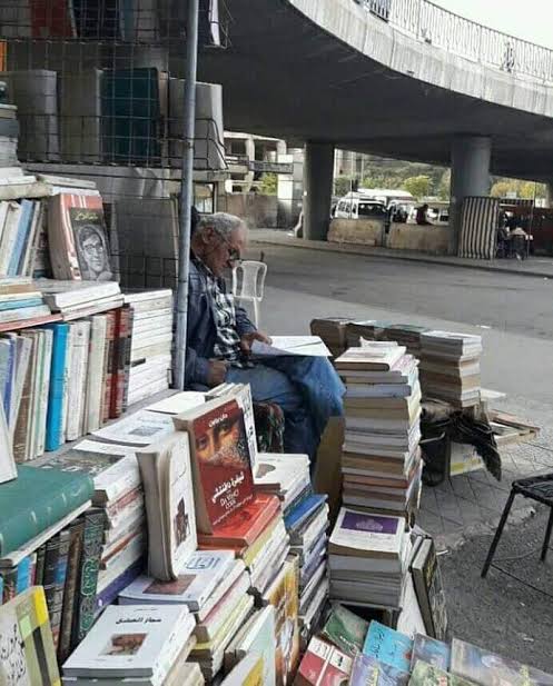 بسطات الكتب تحت جسر الرئيس بدمشق -إنترنيت