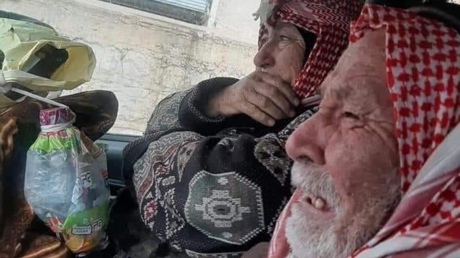 صورة لبكاء نازحين في إدلب خلال مغادرة منزلهما-إنترنيت