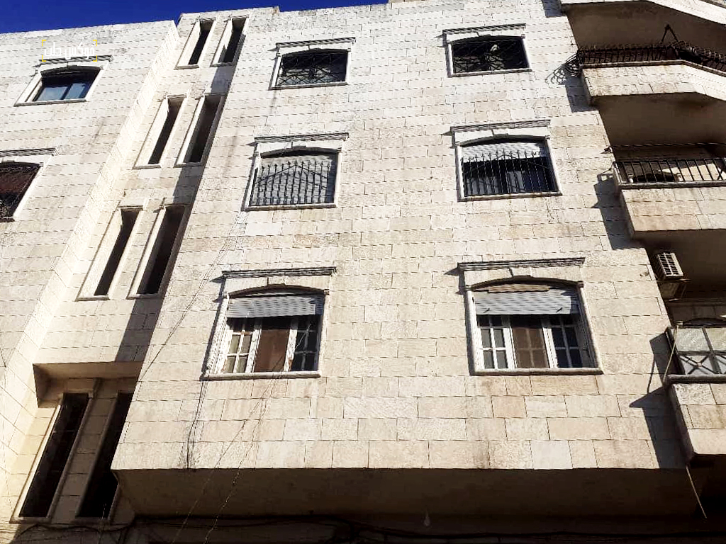 البناء الطابقي الذي بني مكان خان الشحادين في إدلب