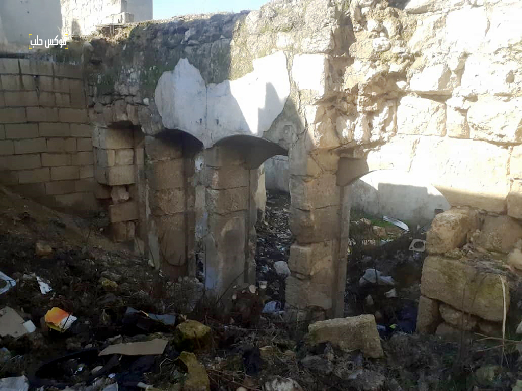 بقايا بيوت مهدمة بالقرب من خان الشحادين في إدلب