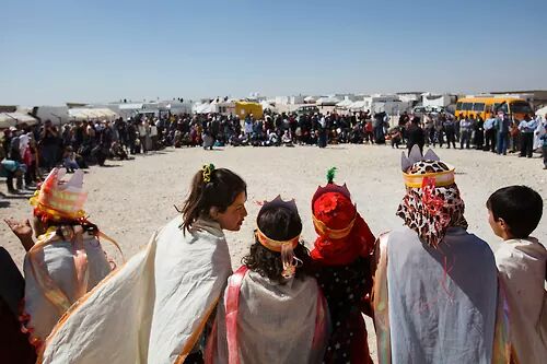 من العرض المسرح ي للفنان نوار بلبل في مخيم الزعتري في الأردن -انترنيت
