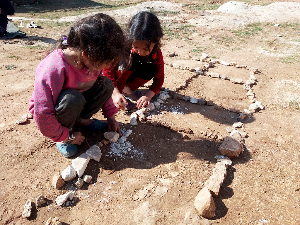 طفلات في المخيم يلعبن "بيوت بيوت"