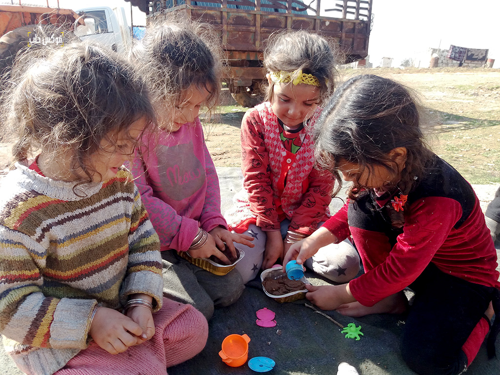 قوالب "حلوى الطين" لطفلات في المخيمات السورية