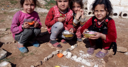 الحرب وحياة الخيام تسرقان من الأزواج الخصوصية والاهتمام