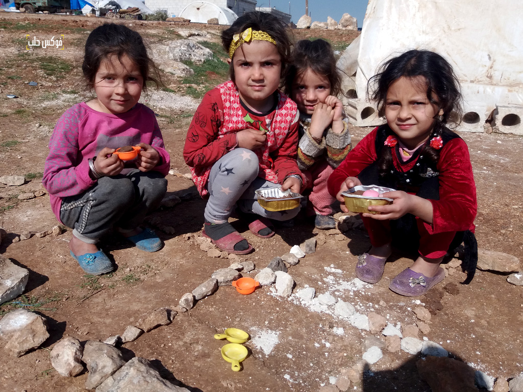 طفلات في المخيم يلعبن "بيت بيوت"