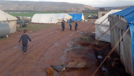 الوقت يداهم سكان المخيمات في إدلب